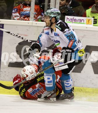 EBEL. Eishockey Bundesliga. KAC gegen EHC LIWEST Linz. Joseph Joey Tenute, (KAC),  Mike Ouellette  (Linz). Klagenfurt, am 26.12.2011.
Foto: Kuess

---
pressefotos, pressefotografie, kuess, qs, qspictures, sport, bild, bilder, bilddatenbank