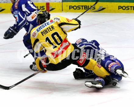 EBEL. Eishockey Bundesliga. EC Rekord Fenster VSV gegen UPC Vienna Capitals. CRAIG Michael (VSV),  PINTER Philipp (Vienna). Villach, am 26.12.2011.
Foto: Kuess 


---
pressefotos, pressefotografie, kuess, qs, qspictures, sport, bild, bilder, bilddatenbank