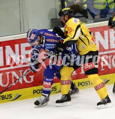 EBEL. Eishockey Bundesliga. EC Rekord Fenster VSV gegen UPC Vienna Capitals. WELLER Craig (VSV), LUPASCHUK Ross (Vienna). Villach, am 26.12.2011.
Foto: Kuess 


---
pressefotos, pressefotografie, kuess, qs, qspictures, sport, bild, bilder, bilddatenbank