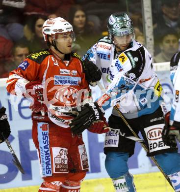 EBEL. Eishockey Bundesliga. KAC gegen EHC LIWEST Linz. Joseph Joey Tenute, (KAC), Adrian Veideman (Linz). Klagenfurt, am 26.12.2011.
Foto: Kuess

---
pressefotos, pressefotografie, kuess, qs, qspictures, sport, bild, bilder, bilddatenbank