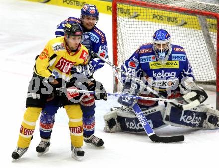 EBEL. Eishockey Bundesliga. EC Rekord Fenster VSV gegen UPC Vienna Capitals. MITCHELL Kevin, STARKBAUM Bernhard (VSV),  FORTIER Francois (Vienna). Villach, am 26.12.2011.
Foto: Kuess 


---
pressefotos, pressefotografie, kuess, qs, qspictures, sport, bild, bilder, bilddatenbank