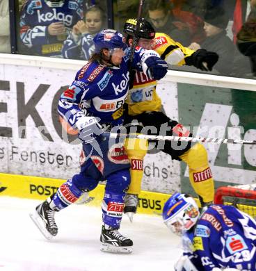 EBEL. Eishockey Bundesliga. EC Rekord Fenster VSV gegen UPC Vienna Capitals. WIEDERGUT Andreas (VSV), GUNNARSSON Filip (Vienna). Villach, am 26.12.2011.
Foto: Kuess 


---
pressefotos, pressefotografie, kuess, qs, qspictures, sport, bild, bilder, bilddatenbank