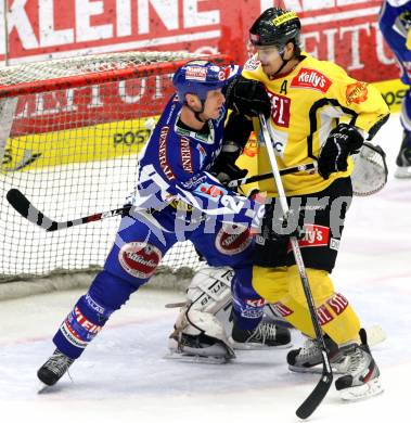 EBEL. Eishockey Bundesliga. EC Rekord Fenster VSV gegen UPC Vienna Capitals. CRAIG Michael (VSV), RODMAN Marcel (Vienna). Villach, am 26.12.2011.
Foto: Kuess 


---
pressefotos, pressefotografie, kuess, qs, qspictures, sport, bild, bilder, bilddatenbank