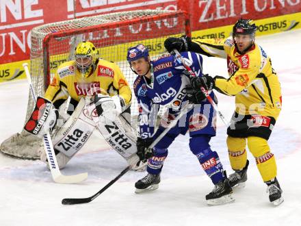 EBEL. Eishockey Bundesliga. EC Rekord Fenster VSV gegen UPC Vienna Capitals. CRAIG Michael (VSV), DIVIS Reinhard, BJORNLIE Dan (Vienna). Villach, am 26.12.2011.
Foto: Kuess


---
pressefotos, pressefotografie, kuess, qs, qspictures, sport, bild, bilder, bilddatenbank