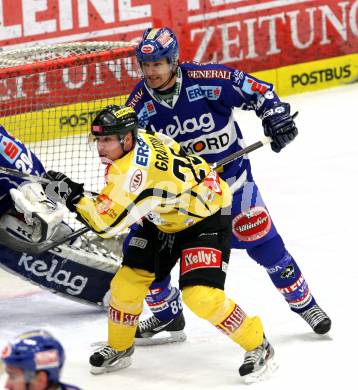 EBEL. Eishockey Bundesliga. EC Rekord Fenster VSV gegen UPC Vienna Capitals.  TOPOROWSKI Shayne (VSV), GRATTON Benoit (Vienna). Villach, am 26.12.2011.
Foto: Kuess 


---
pressefotos, pressefotografie, kuess, qs, qspictures, sport, bild, bilder, bilddatenbank