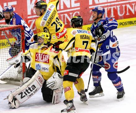 EBEL. Eishockey Bundesliga. EC Rekord Fenster VSV gegen UPC Vienna Capitals. CRAIG Michael (VSV), DIVIS Reinhard, INSANA Jon (Vienna). Villach, am 26.12.2011.
Foto: Kuess 


---
pressefotos, pressefotografie, kuess, qs, qspictures, sport, bild, bilder, bilddatenbank