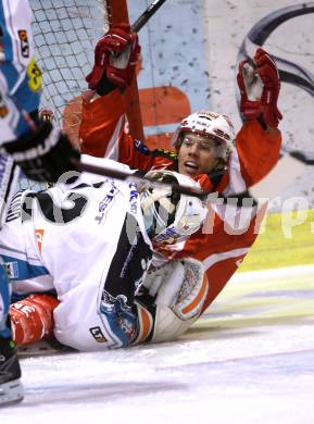 EBEL. Eishockey Bundesliga. KAC gegen EHC LIWEST Linz. Tyler Scofield,  (KAC), Alex Westlund (Linz). Klagenfurt, am 26.12.2011.
Foto: Kuess

---
pressefotos, pressefotografie, kuess, qs, qspictures, sport, bild, bilder, bilddatenbank