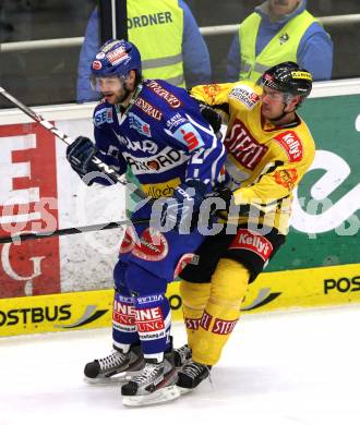 EBEL. Eishockey Bundesliga. EC Rekord Fenster VSV gegen UPC Vienna Capitals. WELLER Craig (VSV), LUPASCHUK Ross (Vienna). Villach, am 26.12.2011.
Foto: Kuess 


---
pressefotos, pressefotografie, kuess, qs, qspictures, sport, bild, bilder, bilddatenbank