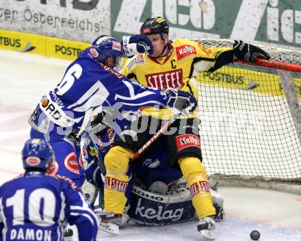 EBEL. Eishockey Bundesliga. EC Rekord Fenster VSV gegen UPC Vienna Capitals. UNTERLUGGAUER Gerhard (VSV), GRATTON Benoit (Vienna). Villach, am 26.12.2011.
Foto: Kuess 


---
pressefotos, pressefotografie, kuess, qs, qspictures, sport, bild, bilder, bilddatenbank