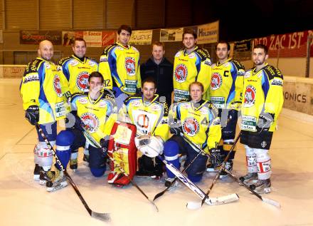 Eishockey.  CHL. Carinthian Hockey League. 1. EHC Althofen. Hinten vl.: Schweiger Christian, Markus Klemen, Martin Florian, Trainer Peter Rozmann, Matthias Florian, Nicolas Reisinger, Gilbert Moser; vorne vl.: Christoph Waldner, David Koren, Christof Grezko. Althofen, 28.12.2011.
Foto: Kuess
---
pressefotos, pressefotografie, kuess, qs, qspictures, sport, bild, bilder, bilddatenbank