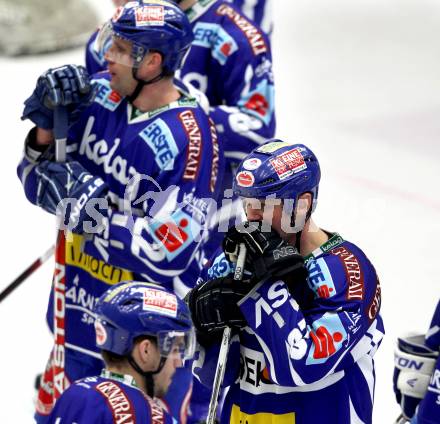 EBEL. Eishockey Bundesliga. EC Rekord Fenster VSV gegen SAPA Fehervar AV19. enttaeuschte Spieler (VSV). Villach, am 1.1.2012.
Foto: Kuess 


---
pressefotos, pressefotografie, kuess, qs, qspictures, sport, bild, bilder, bilddatenbank