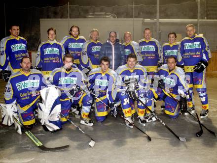 Eishockey Kaerntner Liga Mitte. Thomas Brandstaetter, Daniel Brugger, Geoerg Brunner, Daniel Golser, Gerhard Hohenwarter, Hans Lengenfelder, Raphale Kofler, Gerald Langer, Michael Lassnig, Friedrich Mathi, Markus Scheidenberger, Wolfgang Tischner, Hansjoerg Winkler, Trainer Wolfgang Klug (Kellerberg). Kellerberg, am 30.12.2011
Foto: Kuess
---
pressefotos, pressefotografie, kuess, qs, qspictures, sport, bild, bilder, bilddatenbank