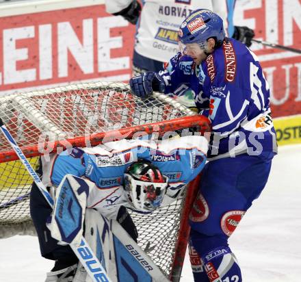 EBEL. Eishockey Bundesliga. EC Rekord Fenster VSV gegen SAPA Fehervar AV19. Craig Weller,  (VSV), Bence Balizs (Alba Volan). Villach, am 1.1.2012.
Foto: Kuess 


---
pressefotos, pressefotografie, kuess, qs, qspictures, sport, bild, bilder, bilddatenbank