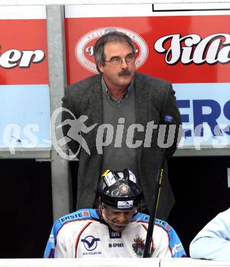 EBEL. Eishockey Bundesliga. EC Rekord Fenster VSV gegen SAPA Fehervar AV19.  Trainer Kevin Primeau (Alba Volan). Villach, am 1.1.2012.
Foto: Kuess 


---
pressefotos, pressefotografie, kuess, qs, qspictures, sport, bild, bilder, bilddatenbank