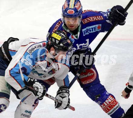 EBEL. Eishockey Bundesliga. EC Rekord Fenster VSV gegen SAPA Fehervar AV19. Derek Damon,  (VSV), Derek Ryan (Alba Volan). Villach, am 1.1.2012.
Foto: Kuess 


---
pressefotos, pressefotografie, kuess, qs, qspictures, sport, bild, bilder, bilddatenbank