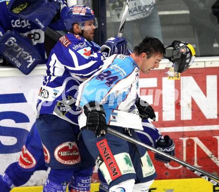 EBEL. Eishockey Bundesliga. EC Rekord Fenster VSV gegen SAPA Fehervar AV19. Kevin Mitchell,  (VSV), Krisztian Palkovics (Alba Volan). Villach, am 1.1.2012.
Foto: Kuess 


---
pressefotos, pressefotografie, kuess, qs, qspictures, sport, bild, bilder, bilddatenbank