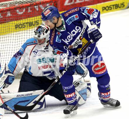 EBEL. Eishockey Bundesliga. EC Rekord Fenster VSV gegen SAPA Fehervar AV19. Shayne Toporowski,  (VSV), Bence Balizs (Alba Volan). Villach, am 1.1.2012.
Foto: Kuess 


---
pressefotos, pressefotografie, kuess, qs, qspictures, sport, bild, bilder, bilddatenbank