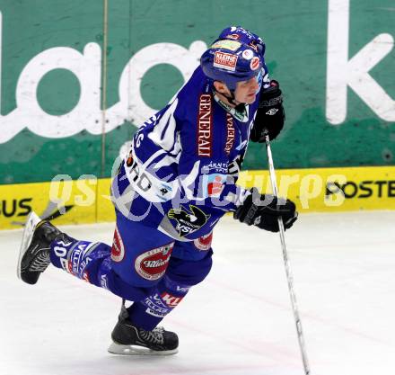 EBEL. Eishockey Bundesliga. EC Rekord Fenster VSV gegen SAPA Fehervar AV19. Mike Craig (VSV). Villach, am 1.1.2012.
Foto: Kuess 


---
pressefotos, pressefotografie, kuess, qs, qspictures, sport, bild, bilder, bilddatenbank