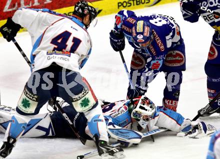 EBEL. Eishockey Bundesliga. EC Rekord Fenster VSV gegen SAPA Fehervar AV19. Mike Craig, (VSV), Harlan Pratt, Bence Balizs  (Alba Volan). Villach, am 1.1.2012.
Foto: Kuess 


---
pressefotos, pressefotografie, kuess, qs, qspictures, sport, bild, bilder, bilddatenbank