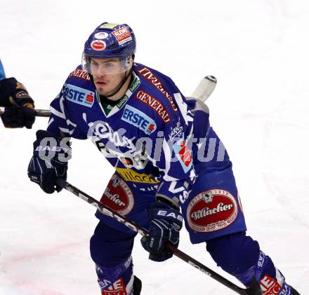 EBEL. Eishockey Bundesliga. EC Rekord Fenster VSV gegen SAPA Fehervar AV19. Nico Toff (VSV). Villach, am 1.1.2012.
Foto: Kuess 


---
pressefotos, pressefotografie, kuess, qs, qspictures, sport, bild, bilder, bilddatenbank