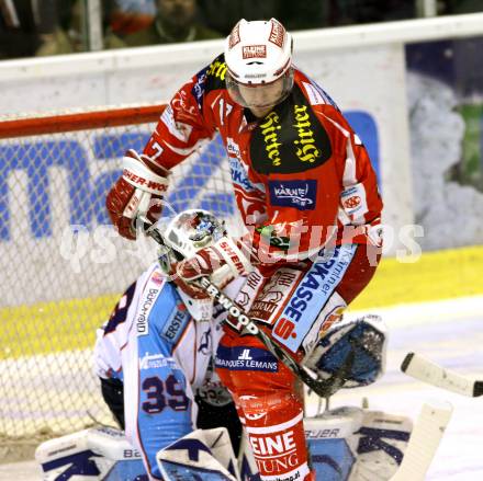 EBEL. Eishockey Bundesliga. KAC gegen SAPA Fehervar AV19. HAGER Gregor (KAC), BALIZS Bence (Alba Volan). Klagenfurt, am 3.1.2012.
Foto: Kuess

---
pressefotos, pressefotografie, kuess, qs, qspictures, sport, bild, bilder, bilddatenbank