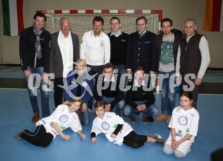 Kaerntner Sport Charity. Hannes Hempel, Reinhard Tellian, Buergermeister Christian Scheider, Harald Dobernig, Matthias Dollinger, Juergen Pfeiler, Jasmin Ouschan mit den Organisatoren Daniel Biedermann, Andreas Rauter und Mathias Tschofen, Klagenfurt, am 8.1.2012.
Foto: Kuess
---
pressefotos, pressefotografie, kuess, qs, qspictures, sport, bild, bilder, bilddatenbank