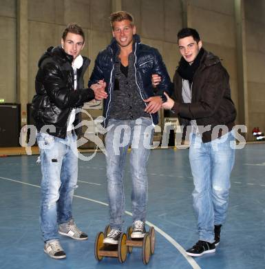 Kaerntner Sport Charity. Michael Sollbauer (WAC), Alexander Gruenwald, Roland Putsche (WAC). Klagenfurt, am 8.1.2012.
Foto: Kuess
---
pressefotos, pressefotografie, kuess, qs, qspictures, sport, bild, bilder, bilddatenbank