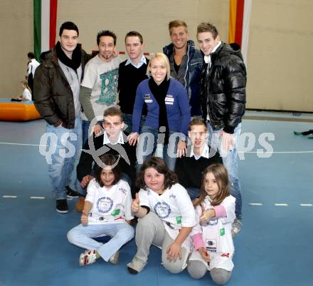 Kaerntner Sport Charity. Roland Putsche (WAC), Matthias Dollinger (Austria Klagenfurt), Alexander Gruenwald, Michael Sollbauer (WAC), Jasmin Ouschan, sowie die Organisatoren Daniel Biedermann, Andreas Rauter, Mathias Tschofen. Klagenfurt, am 8.1.2012.
Foto: Kuess
---
pressefotos, pressefotografie, kuess, qs, qspictures, sport, bild, bilder, bilddatenbank