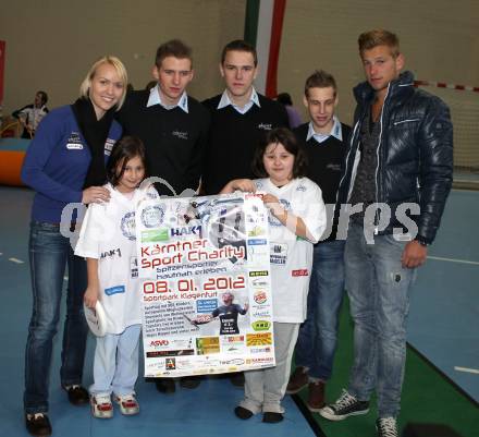 Kaerntner Sport Charity.  Jasmin Ouschan und Alexander Gruenwald mit den Organisatoren Daniel Biedermann, Andreas Rauter und Mathias Tschofen, Klagenfurt, am 8.1.2012.
Foto: Kuess
---
pressefotos, pressefotografie, kuess, qs, qspictures, sport, bild, bilder, bilddatenbank