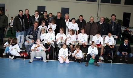 Kaerntner Sport Charity. Roland Putsche, Michael Sollbauer (WAC), Gert Prohaska (VSV) mit Sohn, Kurt Steiner, Reinhard Tellian, Guenther Leikam, Juergen Pfeiler, Hannes Hempel, Alexander Gruenwald Klagenfurt, am 8.1.2012.
Foto: Kuess
---
pressefotos, pressefotografie, kuess, qs, qspictures, sport, bild, bilder, bilddatenbank