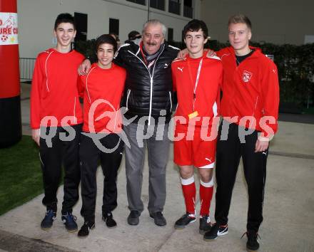 Kaerntner Sport Charity. Spitzensportler hautnah erleben. Manfred Skornschek mit Fussballern der Fussball Akademie Kaernten. Klagenfurt, am 8.1.2012.
Foto: Kuess
---
pressefotos, pressefotografie, kuess, qs, qspictures, sport, bild, bilder, bilddatenbank