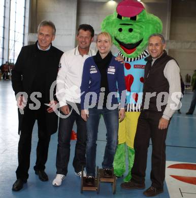 Kaerntner Sport Charity.  Kurt Steiner, Buergermeister Christian Scheider, Jasmin Ouschan, Juergen Pfeiler. Klagenfurt, am 8.1.2012.
Foto: Kuess
---
pressefotos, pressefotografie, kuess, qs, qspictures, sport, bild, bilder, bilddatenbank