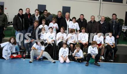 Kaerntner Sport Charity. Roland Putsche, Michael Sollbauer (WAC), Gert Prohaska (VSV) mit Sohn, Kurt Steiner, Reinhard Tellian, Guenther Leikam, Juergen Pfeiler, Hannes Hempel, Alexander Gruenwald Klagenfurt, am 8.1.2012.
Foto: Kuess
---
pressefotos, pressefotografie, kuess, qs, qspictures, sport, bild, bilder, bilddatenbank