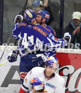 EBEL. Eishockey Bundesliga. EC Rekord Fenster VSV gegen EC Red Bull Salzburg. Torjubel Tomaz Razingar, Mario Altmann (VSV), (Salzburg). Villach, am 10.1.2012.
Foto: Kuess 
---
pressefotos, pressefotografie, kuess, qs, qspictures, sport, bild, bilder, bilddatenbank