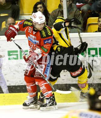 EBEL. Eishockey Bundesliga. KAC gegen UPC VIENNA CAPITALS. TENUTE Joseph (KAC), HOLST Taylor (Caps). Klagenfurt, am 10.1.2012.
Foto: Kuess

---
pressefotos, pressefotografie, kuess, qs, qspictures, sport, bild, bilder, bilddatenbank