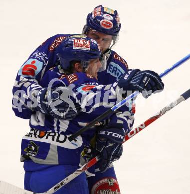 EBEL. Eishockey Bundesliga. EC Rekord Fenster VSV gegen EC Red Bull Salzburg. Torjubel Roland Kaspitz, Greg Kuznik (VSV), (Salzburg). Villach, am 10.1.2012.
Foto: Kuess 
---
pressefotos, pressefotografie, kuess, qs, qspictures, sport, bild, bilder, bilddatenbank