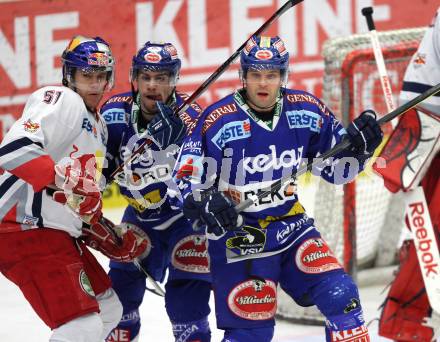 EBEL. Eishockey Bundesliga. EC Rekord Fenster VSV gegen EC Red Bull Salzburg. Nico Toff, Derek Damon (VSV), Matthias Trattnig (Salzburg). Villach, am 10.1.2012.
Foto: Kuess
---
pressefotos, pressefotografie, kuess, qs, qspictures, sport, bild, bilder, bilddatenbank