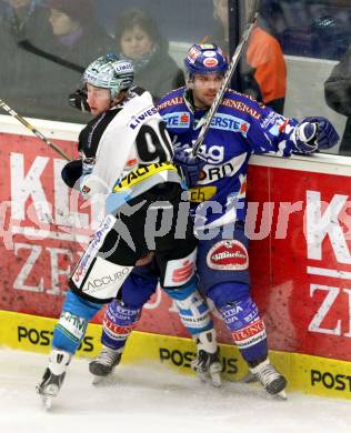 EBEL. Eishockey Bundesliga. EC Rekord Fenster VSV gegen EHC LIWEST BLACK WINGS LINZ. MITCHELL Kevin (VSV), WOLF Marcel (Linz). Villach, am 13.1.2012.
Foto: Kuess 


---
pressefotos, pressefotografie, kuess, qs, qspictures, sport, bild, bilder, bilddatenbank