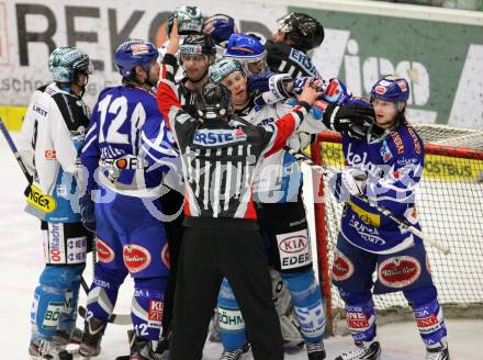 EBEL. Eishockey Bundesliga. EC Rekord Fenster VSV gegen EHC LIWEST BLACK WINGS LINZ. Rauferei, Schlaegerei. Villach, am 13.1.2012.
Foto: Kuess 


---
pressefotos, pressefotografie, kuess, qs, qspictures, sport, bild, bilder, bilddatenbank
