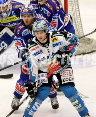 EBEL. Eishockey Bundesliga. EC Rekord Fenster VSV gegen EHC LIWEST BLACK WINGS LINZ. DAMON Derek (VSV), LUKAS Philipp (Linz). Villach, am 13.1.2012.
Foto: Kuess 


---
pressefotos, pressefotografie, kuess, qs, qspictures, sport, bild, bilder, bilddatenbank