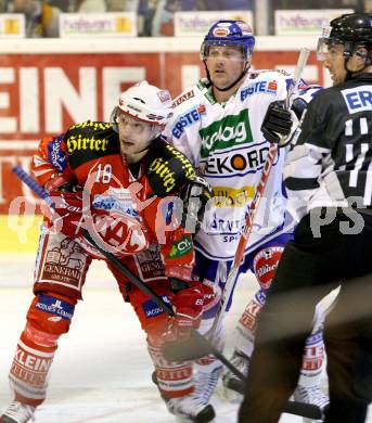 EBEL. Eishockey Bundesliga. KAC gegen VSV. KOCH Thomas (KAC), SHEARER Robert (VSV). Klagenfurt, am 17.1.2012.
Foto: Kuess

---
pressefotos, pressefotografie, kuess, qs, qspictures, sport, bild, bilder, bilddatenbank