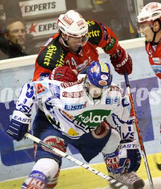 EBEL. Eishockey Bundesliga. KAC gegen VSV. KALT Dieter (KAC), WIEDERGUT Andreas (VSV). Klagenfurt, am 17.1.2012.
Foto: Kuess

---
pressefotos, pressefotografie, kuess, qs, qspictures, sport, bild, bilder, bilddatenbank