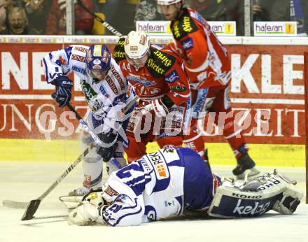 EBEL. Eishockey Bundesliga. KAC gegen VSV. PIRMANN Markus (KAC), STARKBAUM Bernhard, KASPITZ Roland (VSV). Klagenfurt, am 17.1.2012.
Foto: Kuess

---
pressefotos, pressefotografie, kuess, qs, qspictures, sport, bild, bilder, bilddatenbank