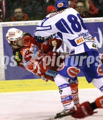 EBEL. Eishockey Bundesliga. KAC gegen VSV. HUNDERTPFUND Thomas (KAC), TOPOROWSKI Shayne (VSV). Klagenfurt, am 17.1.2012.
Foto: Kuess

---
pressefotos, pressefotografie, kuess, qs, qspictures, sport, bild, bilder, bilddatenbank