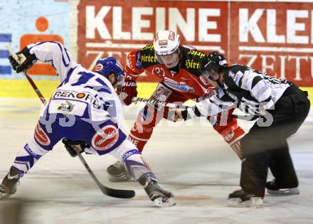 EBEL. Eishockey Bundesliga. KAC gegen VSV. HUNDERTPFUND Thomas (KAC), SHEARER Robert (VSV). Klagenfurt, am 17.1.2012.
Foto: Kuess

---
pressefotos, pressefotografie, kuess, qs, qspictures, sport, bild, bilder, bilddatenbank