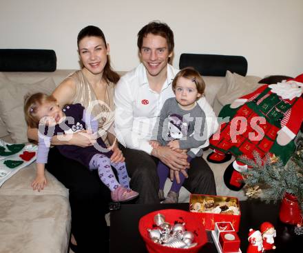 Eishockey. KAC. Dieter und Kathrin Kalt mit den Zwillingen Coco und Lillien, Klagenfurt, 23.12.2011.
Foto. Kuess
---
pressefotos, pressefotografie, kuess, qs, qspictures, sport, bild, bilder, bilddatenbank