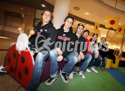 Eishockey. KAC. Isopp Maximilian, Hernegger Lucas, Holzer Nikolaus, Titze Lukas, Brenkusch Andreas, Schumnig Stefan. Klagenfurt, 15.11.2011.
Foto: Kuess
---
pressefotos, pressefotografie, kuess, qs, qspictures, sport, bild, bilder, bilddatenbank