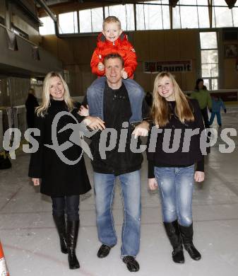 EBEL. Eishockey Bundesliga. Mike Craig (KAC) mit Familie, Kenzie (Tochter), Colton (Sohn). 
 Klagenfurt, 6.2.2009.
Foto: Kuess
---
pressefotos, pressefotografie, kuess, qs, qspictures, sport, bild, bilder, bilddatenbank