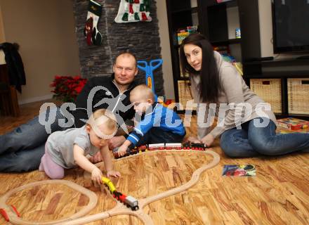 Eishockey. KAC. Mike Siklenka mit Gattin Jolene, Tochter Reyn und Sohn Jones. Klagenfurt, 17.12.2011.
Foto: kuess
---
pressefotos, pressefotografie, kuess, qs, qspictures, sport, bild, bilder, bilddatenbank