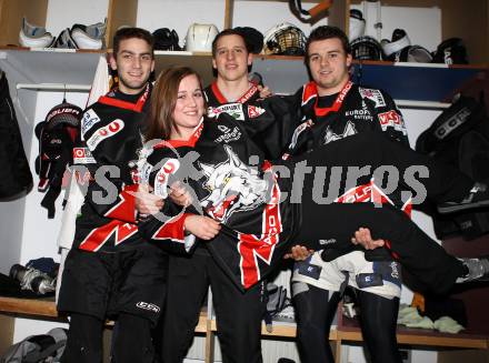 Eishockey Nachwuchsmeisterschaft U18, U20. Jugendolympiade. Erol Alp, Helge Dobnig, Andreas Schmidhofer, Tamara Grascher (Tarco Woelfe). Klagenfurt, am 8.1.2012.
Foto: Kuess
---
pressefotos, pressefotografie, kuess, qs, qspictures, sport, bild, bilder, bilddatenbank